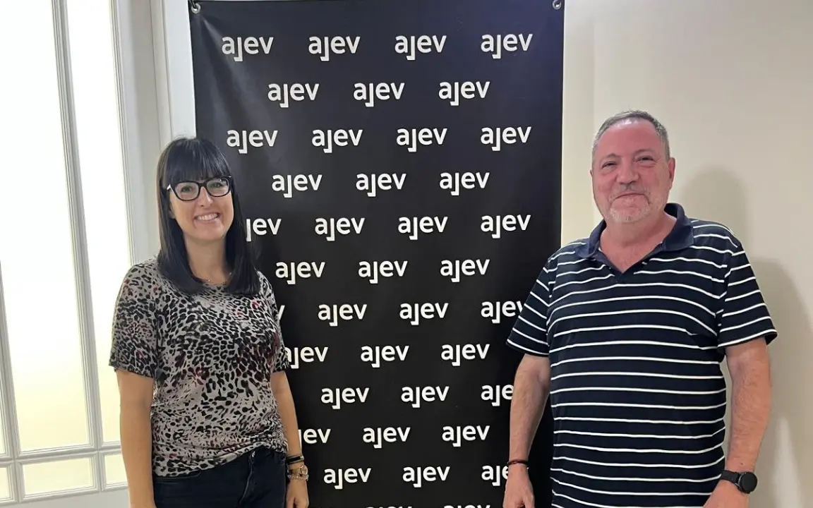 Paz Navarro, presidenta de AJEV, y Javier Campos, presidente de AVRE, tras la firma del convenio de colaboración